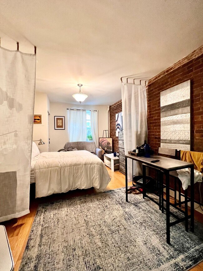 Building Photo - 335 W 85th St
