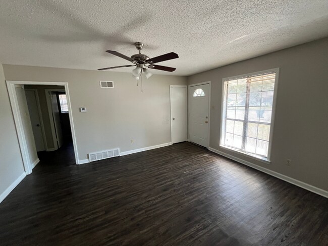 Foto del edificio - Charming 3BR/2BA Memphis Home | Hardwood Floors, 1-Car Garage & Fenced Yard