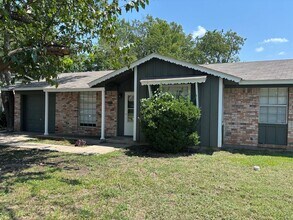 Building Photo - 621 Hillside Dr