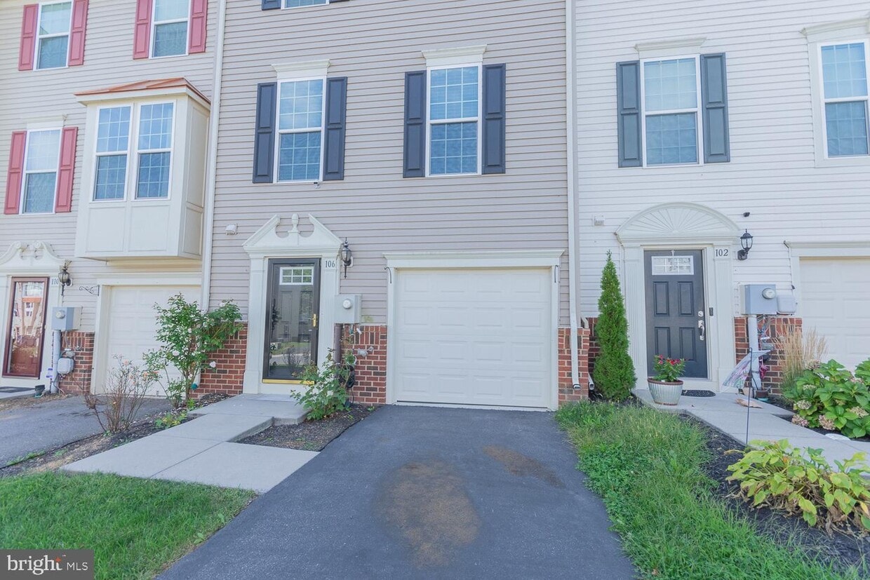 106 Gauley Riv Path, Falling Waters, WV 25419 Townhome Rentals in
