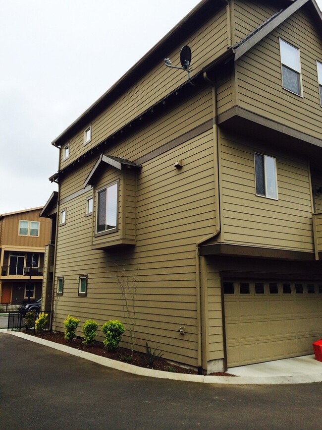 Building Photo - Amazing 3 Bedroom 2.5 Bath Home within Beaverton and next to Nike!