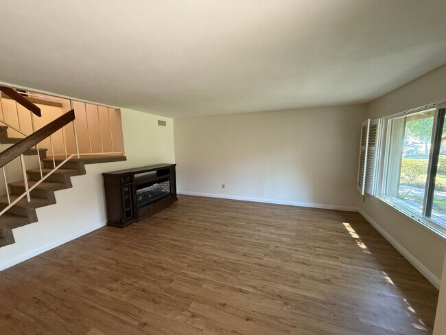 Foto del edificio - Two-Story 3 Bed, 3 Bath with Bonus Room in...