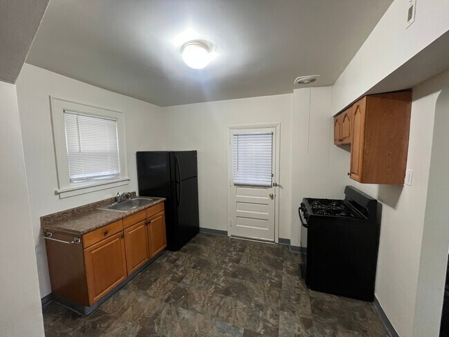 Foto del edificio - 1801 Universal Rd