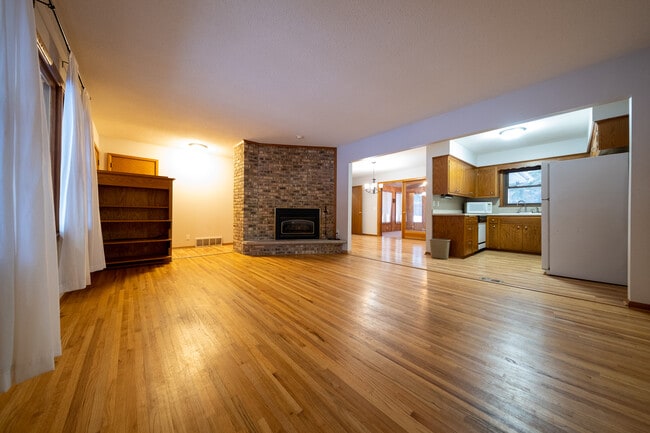 Building Photo - 140 Surrey Trail N