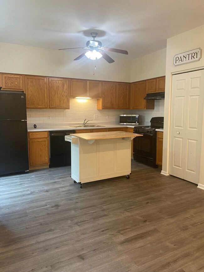 Building Photo - 3 Bedroom Duplex Home in Romeoville