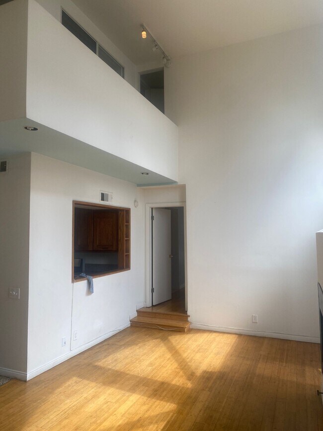 Building Photo - 136 S Clark Dr