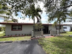 Building Photo - 4019 Woodside Dr