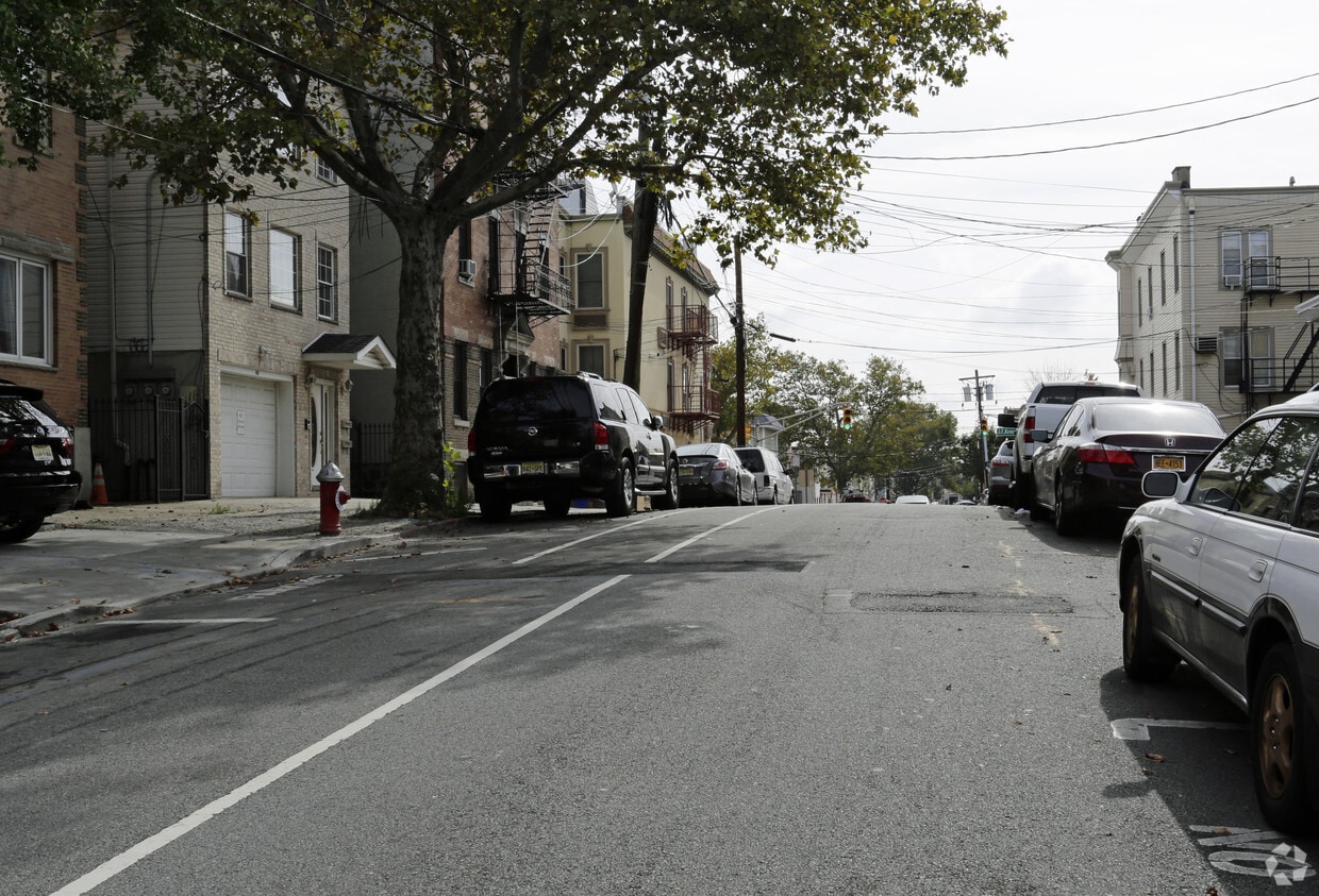 98 LEONARD St, Heights, NJ 07307 98 LEONARD St Heights, NJ