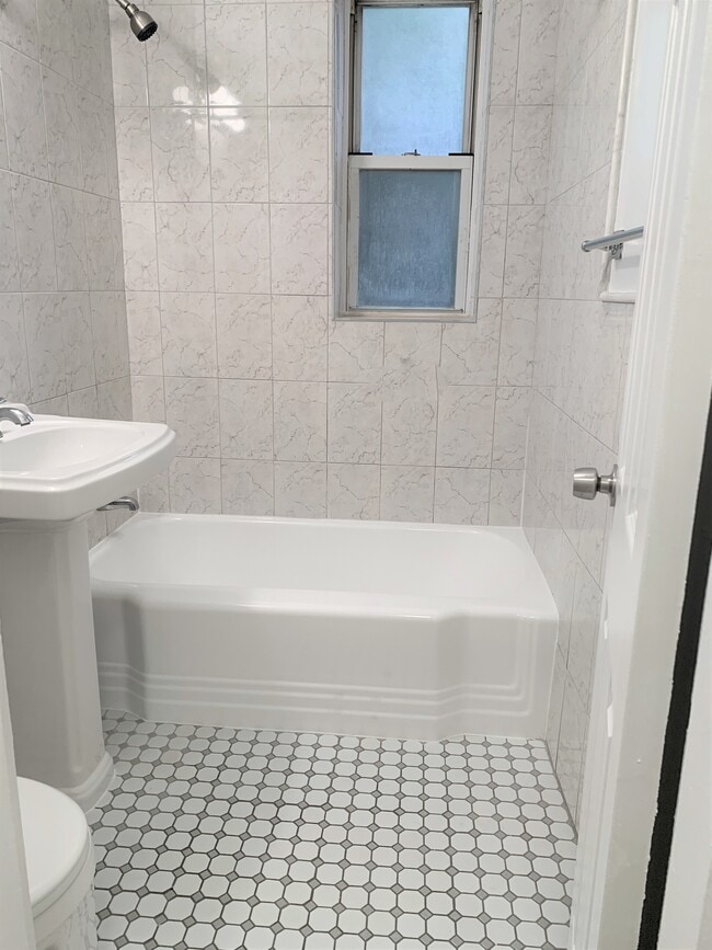 Renovated Neutral Kitchen - 4295 Webster Ave