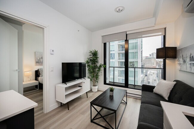 Building Photo - 1055 Rue de la Montagne