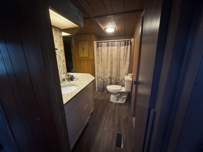Building Photo - Cozy Cabin-Style Living Just Minutes from ...