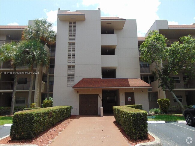 Building Photo - 1931 Sabal Palm Dr