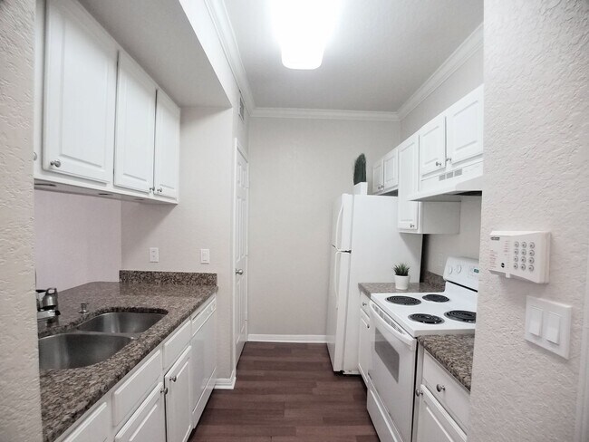Foto del edificio - Beautiful 1/1 Pool View Condo x Rent @ Upt...