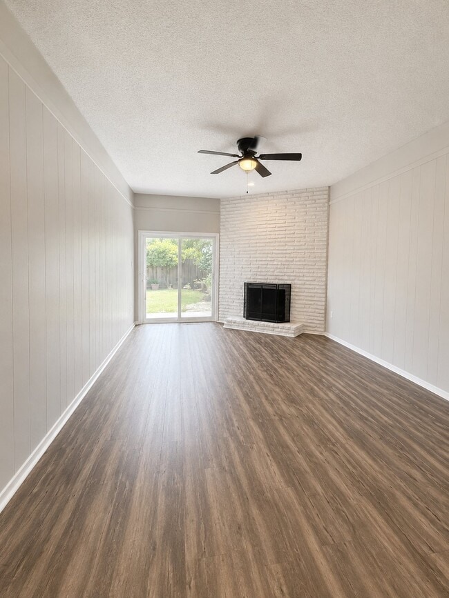 Building Photo - 1112 Jonas Ave
