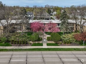 Building Photo - 2655 E Maple Rd