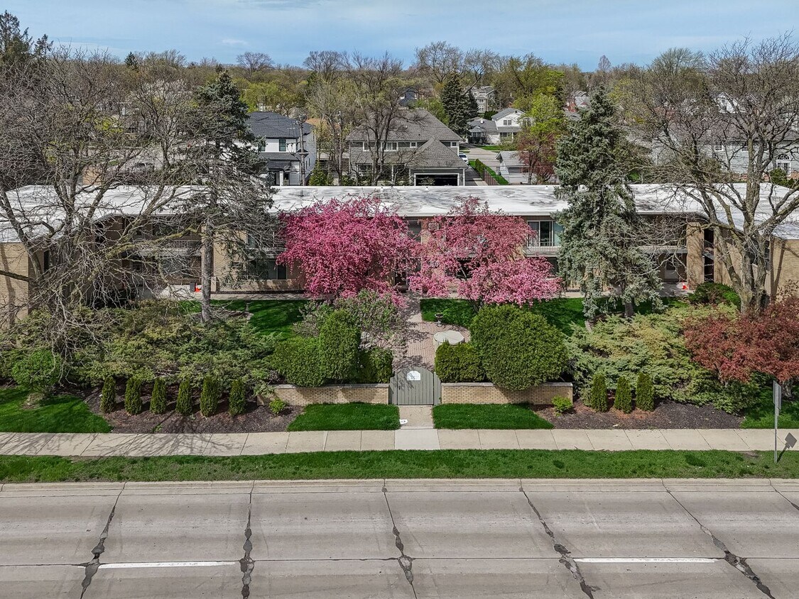 Foto principal - 2655 E Maple Rd