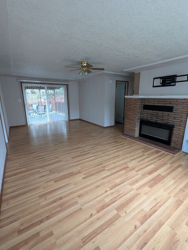 Foto del edificio - Corner lot 3 bd 1 bt