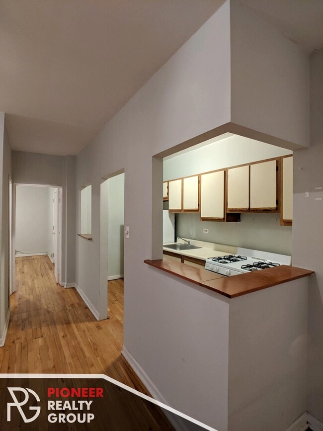 Building Photo - 658 W Cornelia Ave