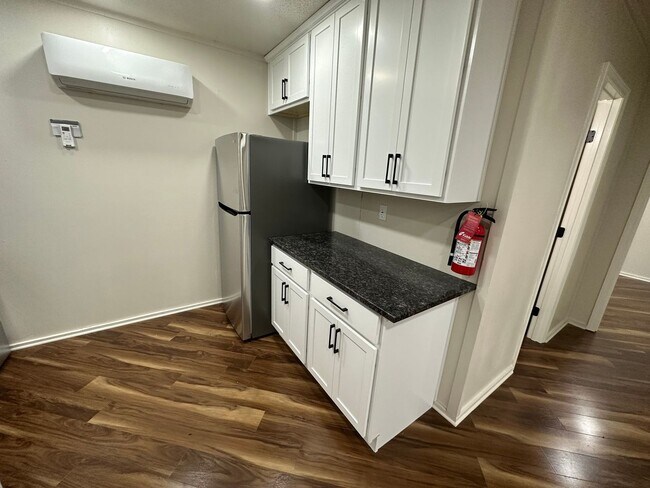 Foto del edificio - 411 Lindsay Rd