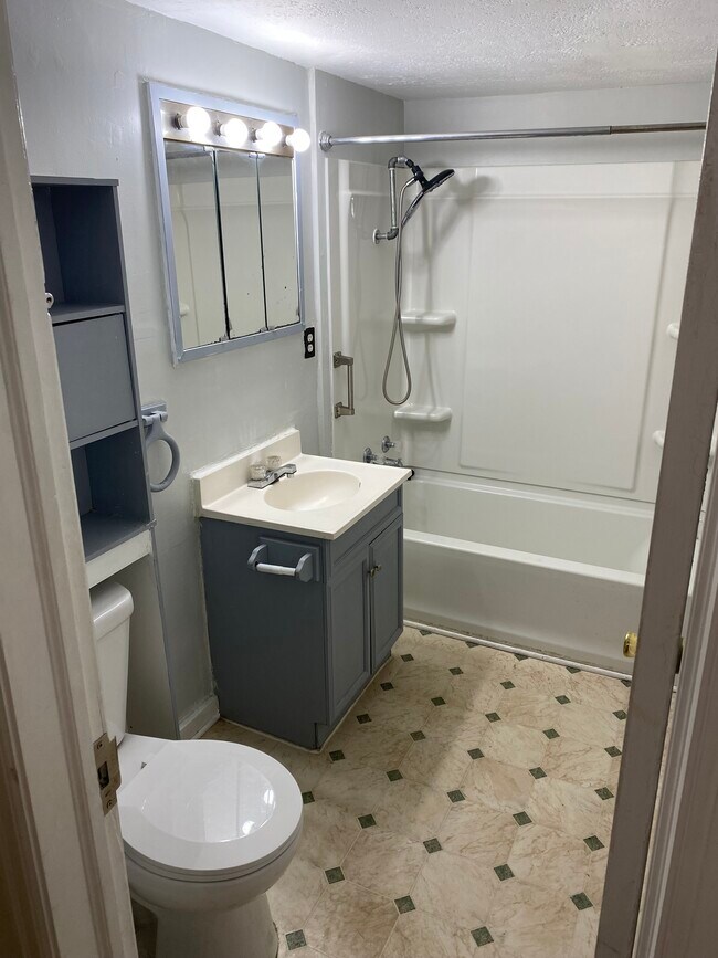 Building Photo - 229 Broadway St E