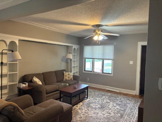 Building Photo - Charming 2 Bedroom Near St. Cloud Hospital