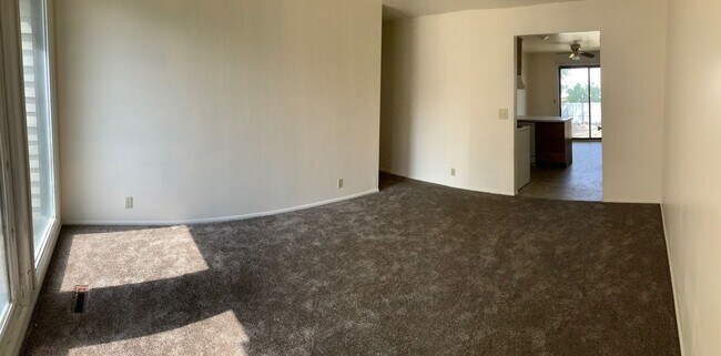 Foto del edificio - Duplex w Large Backyard + 1 car detached g...