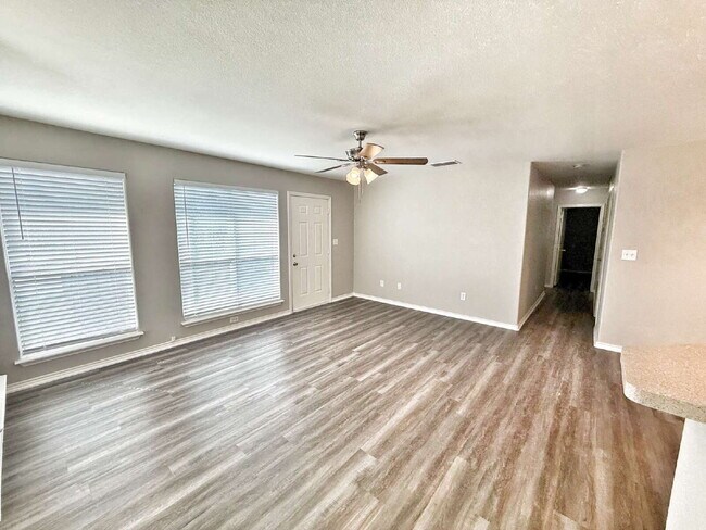 Foto del edificio - Spacious 3 Bedroom, 2 Bath Duplex with 1-C...