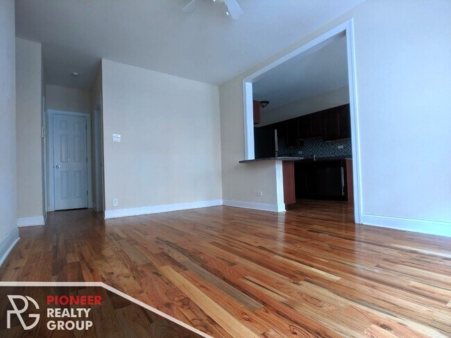 Building Photo - 630 1/2 W Cornelia Ave