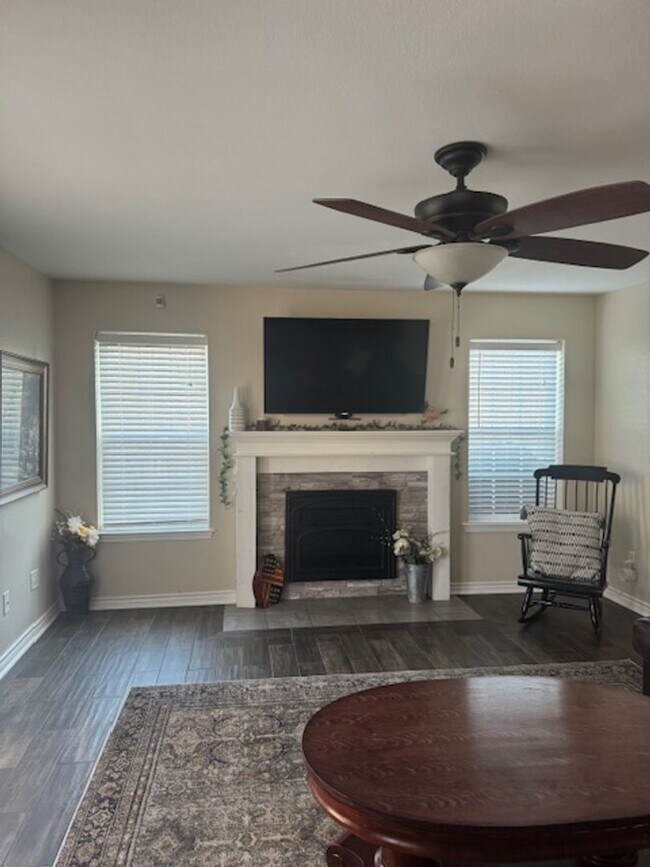 Building Photo - 3/2/2 Gated Community, Fenced Yard, Pool Access