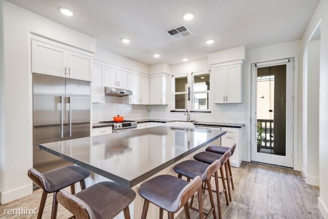 Foto del edificio - 3 br, 3.5 bath Townhome - 400 Mitchell Ave