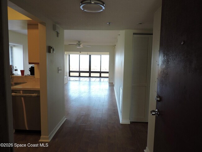 Foto del edificio - 6240 E Mirror Lake Dr