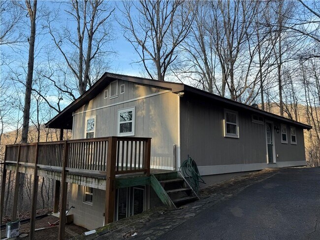 Foto del edificio - 456 Poverty Acres Rd