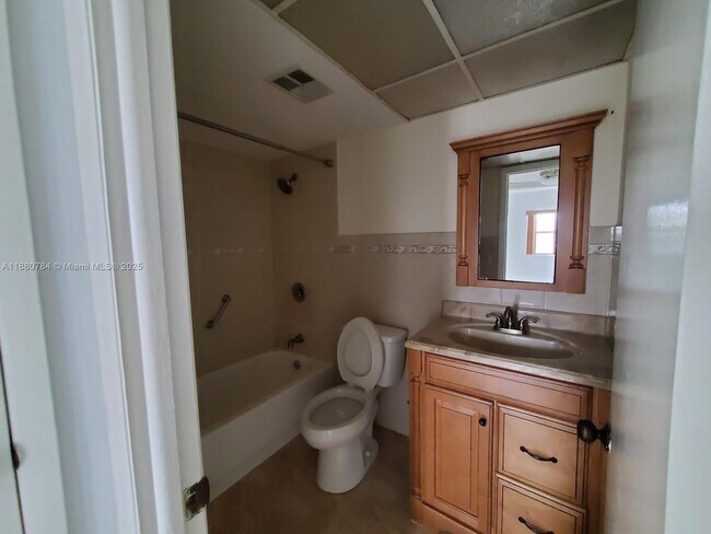 Foto del edificio - 8280 Sunrise Lakes Blvd