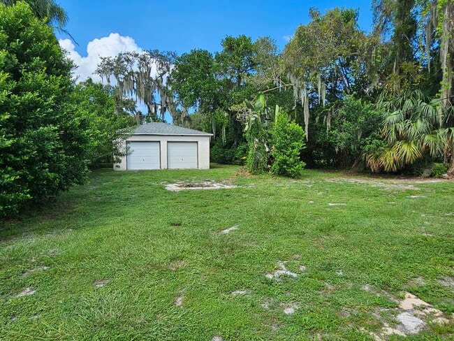 Building Photo - Cozy 2 bedroom 1 bath in town with room to...