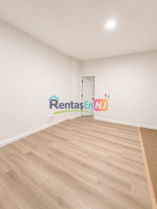 2 Bedrooms at 319 Hawthorne Ave #319/2L, Newark NJ — photo 4