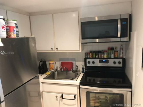 Foto del edificio - 7904 West Dr