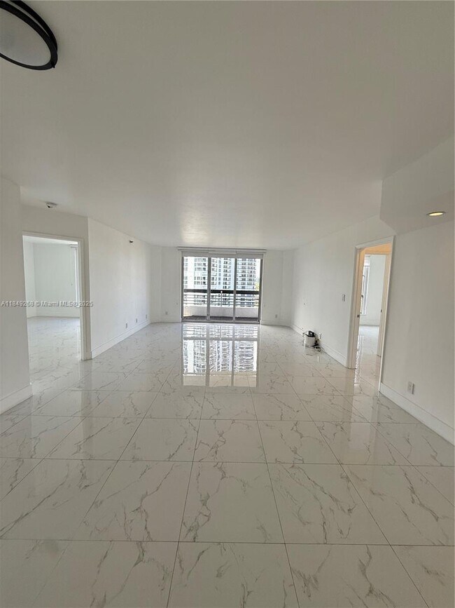 Foto del edificio - 3600 Mystic Pointe Dr