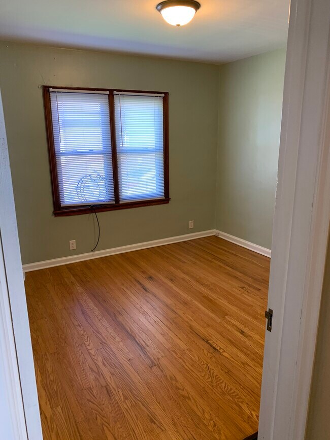 Bedroom 2 - 1550 N Hawthorne Ln