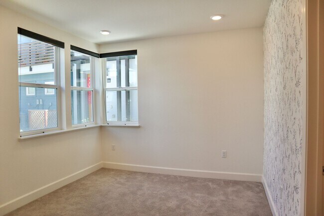 Foto del edificio - Gorgeous 3-story Townhome Available for Re...