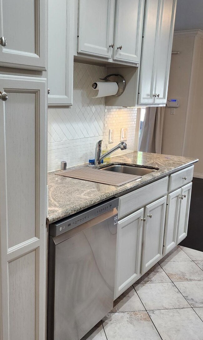 Kitchen - 7300 Franklin Ave