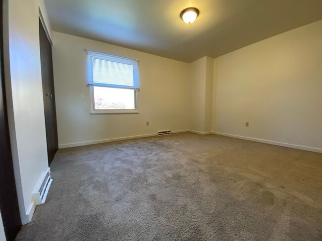 Building Photo - Beautiful Brick 2 BR Townhouse in Great Ze...
