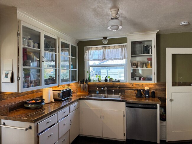 Foto del edificio - Spacious 2 Bedroom Home with Large Open Kitchen