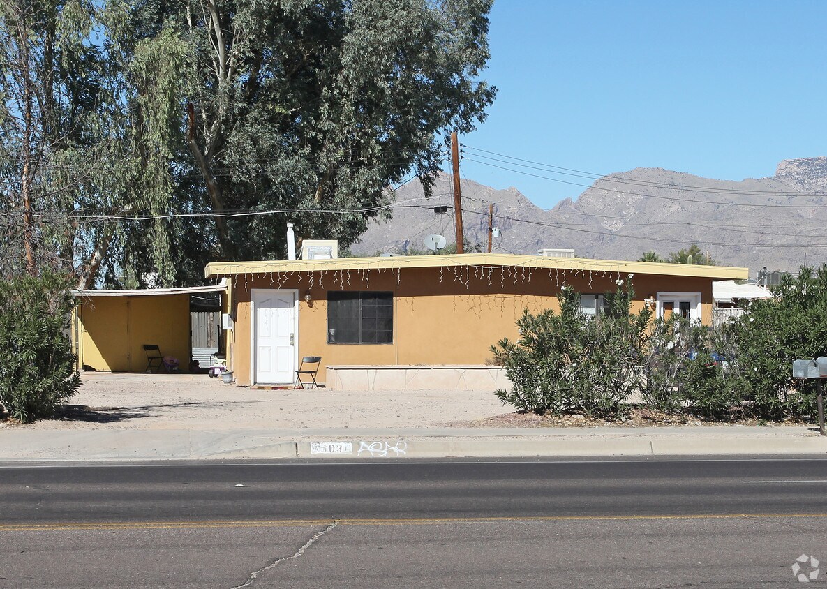 Primary Photo - 1031-1033 E Prince Rd