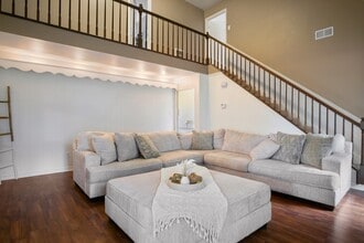 Building Photo - 706 Yale Ln