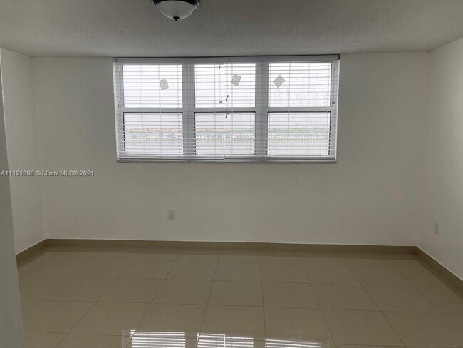 Building Photo - 1175 NE Miami Gardens Dr