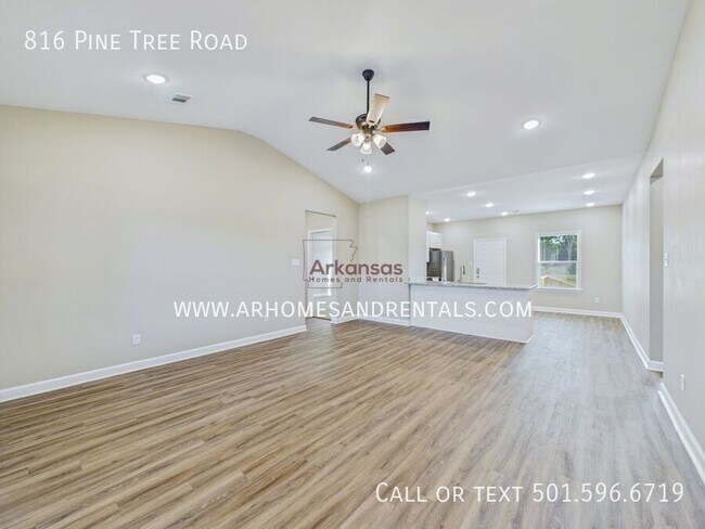 Foto del edificio - 816 Pine Tree Rd