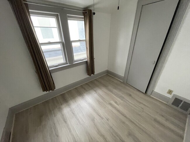 Foto del edificio - 5564-5566 N 40th St