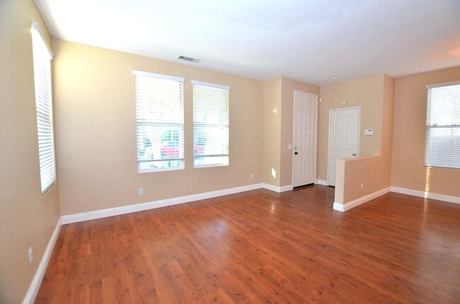 Building Photo - 4Br/3-1/2 bathroom Home