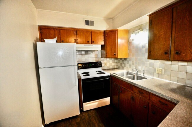 Foto del edificio - FOR LEASE! Nice 1 Bedroom - 1 Bath - At the Town House Apartments in Weatherford!