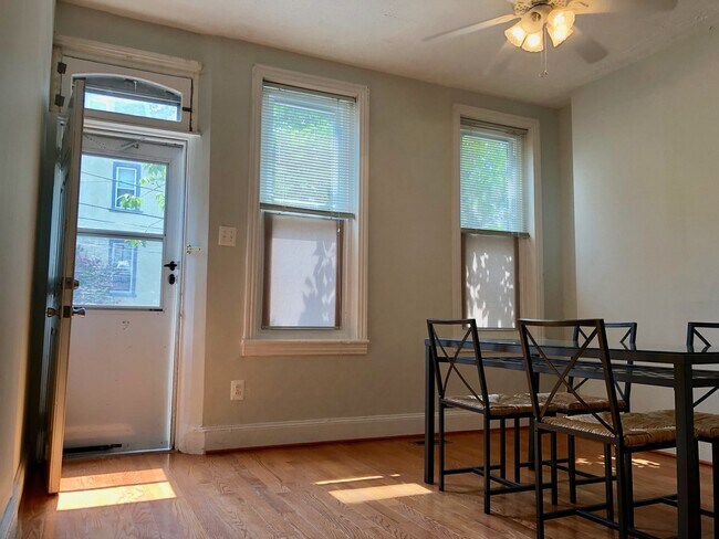 Foto del edificio - Lovely 2-Bedroom Townhouse in Historic Ger...